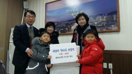 충주 해솔유치원생 및 학부모, 사랑의 목도리 43장 기탁