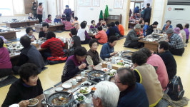 충주 한우담, 어르신 무료 점심 제공