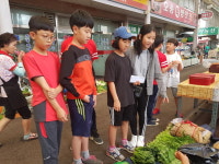 충주덕신초 학생들, 전통시장 장보기 체험학습 실시