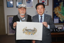 판화 작가 김준권씨 진천군에 작품기증