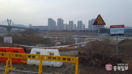 먼지 풀풀 나는 금강 세종보에 출입금지 코미디