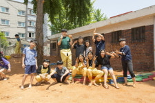 세종 연남초등학교에서 문을 연 황토 맨발 놀이터