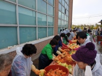 충주시새마을회, 숭덕재활원에서 김장 담가주기 벌여