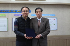 충주시청 퇴직 공무원 한상복 씨, 25년째 장학금 전달