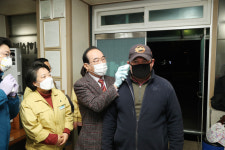 정상혁 보은군수, 외국인근로자 발열체크