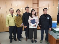 옥천 안남면지역발전위, 우수 직원 감사장 전달