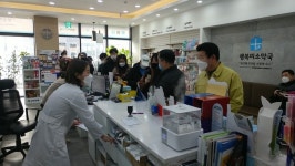 흥덕구청장, 약국서 애로사항 청취