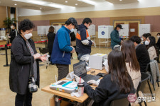 증평군청 대회의실 사전투표 줄이어