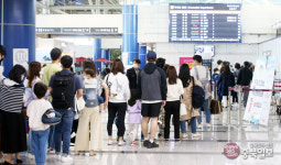 황금연휴 첫날… 주차장 텅텅 공원은 북적