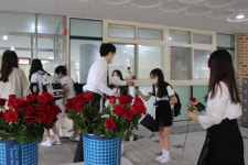 진천 광혜원고, 등교 장미꽃 함박웃음