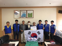 미원면 바살위, 태극기 225장 기부