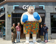 진천군, 우스깡 스러운 배불뚝이 복서의 커다란 주먹