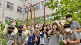 경덕중, 코로나 극복과 학생안녕 기원 솟대 세워