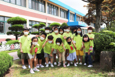 줄리아루피(주) 청주 문의초에 기능성 티셔츠 기증