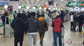 거리두기 3단계 될라...붐비는 대형마트