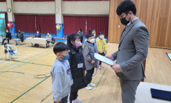 옥천군 안내천사모, 초등학교 입학생들에게 꿈나무통장 장학금 전달