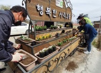 청주 사직2동, 봄맞이 꽃길 조성 구슬땀