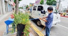 충주시 용산동주민자치위, 꽃길거리 물주기 봉사 앞장