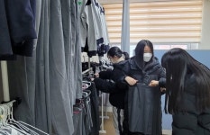 중학생활 마치며 후배에게 교복 물려줘요