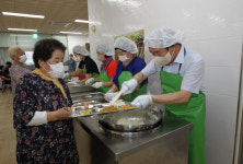 진천·증평군수, 경로당과 장애인위한 급식봉사