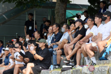 충북도민체전 응원하는 관중들