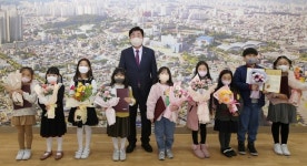 책읽는미술관청주송절학원 | 청주시 개신동 안복환·송절동 오병관씨 '이달의 자원봉사왕'
