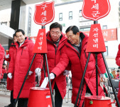 이범석 청주시장, 자선냄비 시종식 참석·모금 참여