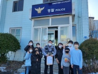 충주 용원초 학생자치회, 마을 주민에게 선물 전달