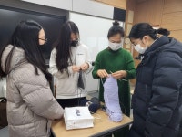 충주 중원중 학생, 직접 만든 목도리 동네 노인에게 전달