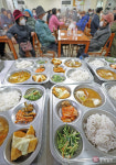 밥 한 끼도 버거운 노인 돕는 시민 영웅들