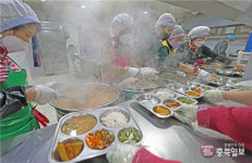 밥 한 끼도 버거운 노인 돕는 시민 영웅들