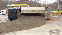 영동 가스충전소 앞 화물차 전복… 25t 흙더미 쏟아져