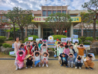 충주 성남초, 스승의 날 행사 등굣길 깜짝 기념 촬영
