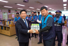 김창규 제천시장, 폭염 대비 제천우체국 집배원 격려