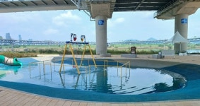 이응다리 물놀이시설에서 시원한 여름방학