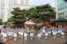 충주 국원초, 등굣길 버스킹 운영