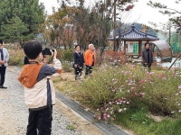 충주 산척초중, 어르신 사진 찍기 행사 열러