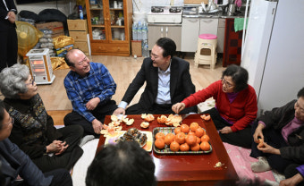 윤 대통령, 설 명절 앞두고 미등록 경로당 방문
