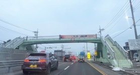 충주시, 육교 2곳에 공공용 현수막 게시시설 설치