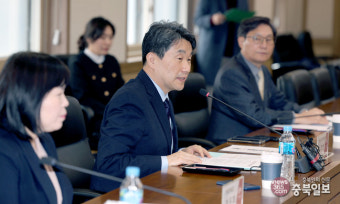 이주호 부총리 충북대 방문… 의대 교수·학생은 피켓 시위