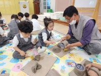 충주 남산유치원, 마을교사와 함께 하는 흙 놀이 진행