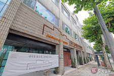 유흥가에서 공방거리로… 청주 내덕동 밤고개 공예창작지원센터 개소