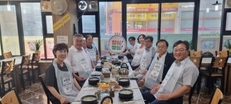농협 충주시지부-주덕농협, 쌀 소비 촉진 위한 앞치마 나눔 행사 진행