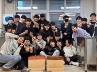 제천중 학생들, 경로당에 따뜻한 빵 선물