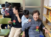 진천 백곡초 경로당에 카네이션 선물