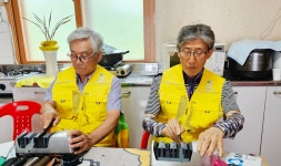 충주상록자원봉사단, 농촌 찾아 생활맞춤형 칼갈이 봉사