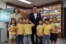영동 으뜸어린이집, 플리마켓 수익금 80만원 군민장학금으로 기탁