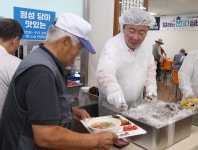 이범석 청주시장, 어르신 중복 삼계탕 배식 봉사 참여