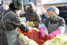 배추에 정을 버무렸어요…보은 여성예비군, 사랑의 김장 봉사