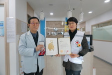 김영실 옥천제일의원 원장 적십자 회원유공장 은장